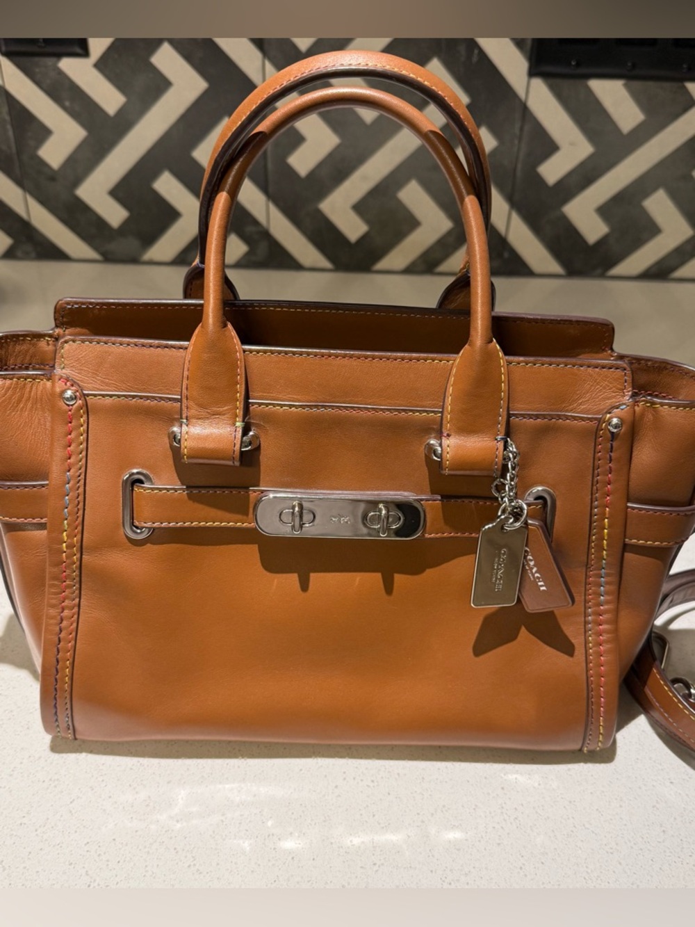 Coach Swagger 27 Carryall en Rainbow Stitch Leather.